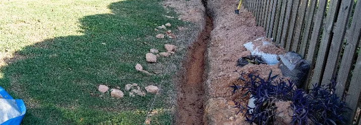 Graben im Garten mit Schaufel